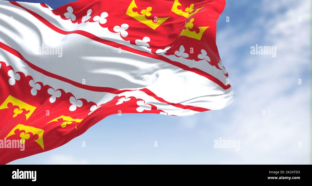 Blick auf die im Wind winkende Flagge des Elsass an einem klaren Tag Stockfoto