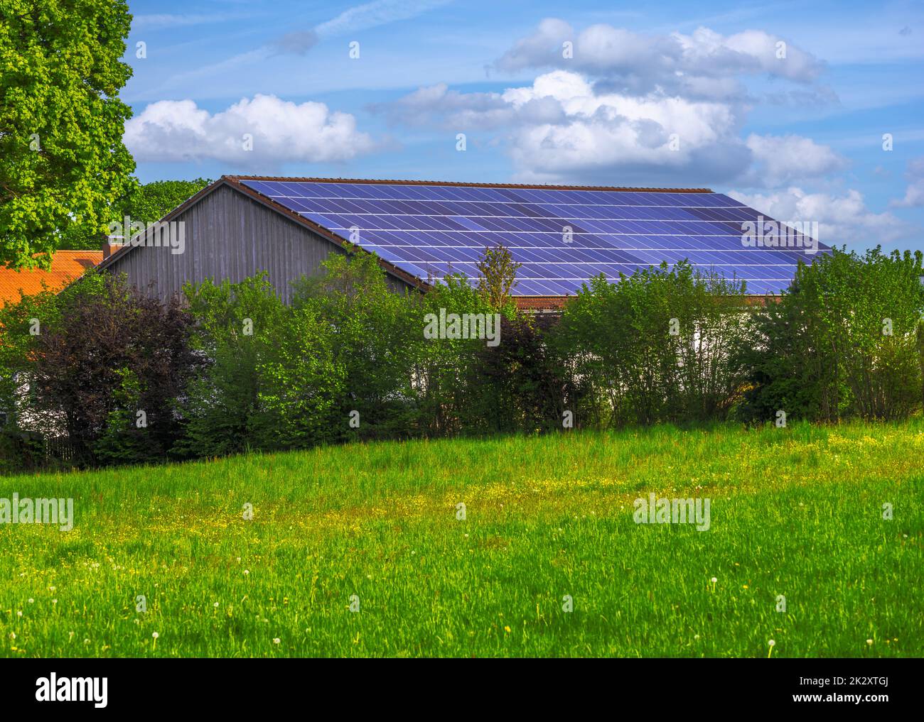 Grüne Energie mit Sonnenkollektoren Stockfoto