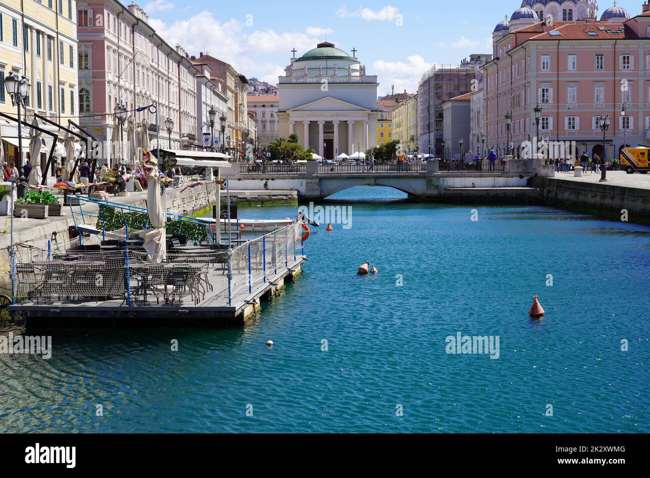 TRIEST, ITALIEN - 24. APRIL 2022: Gran Canal mit der Kirche Sant'Antonio Taumaturgo im Hintergrund in Triest, Italien Stockfoto