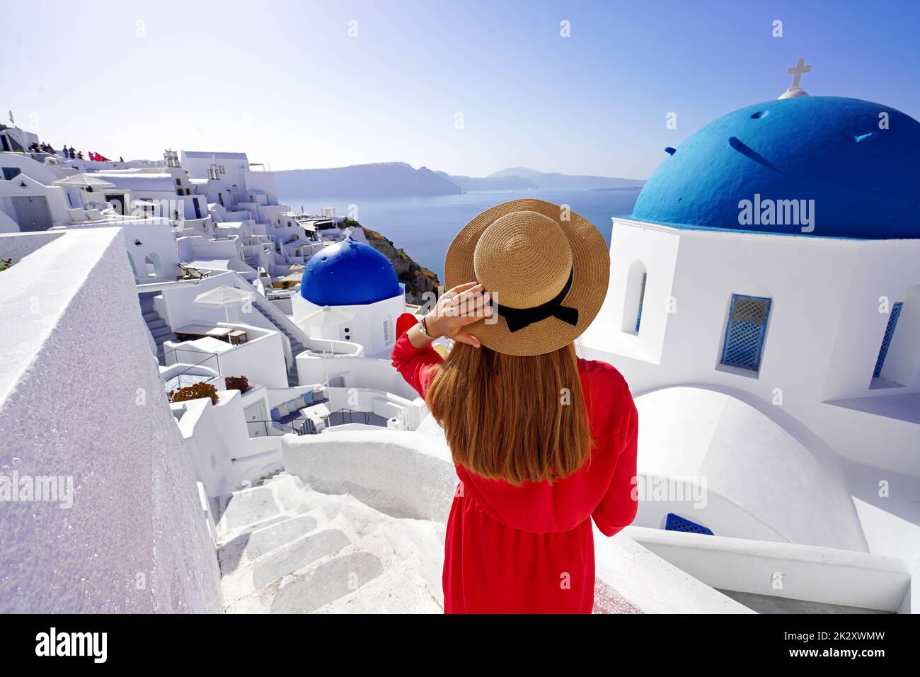 Urlaub Griechenland. Schöne touristische Mädchen genießen Panoramablick auf Santorini. Weitwinkel. Stockfoto