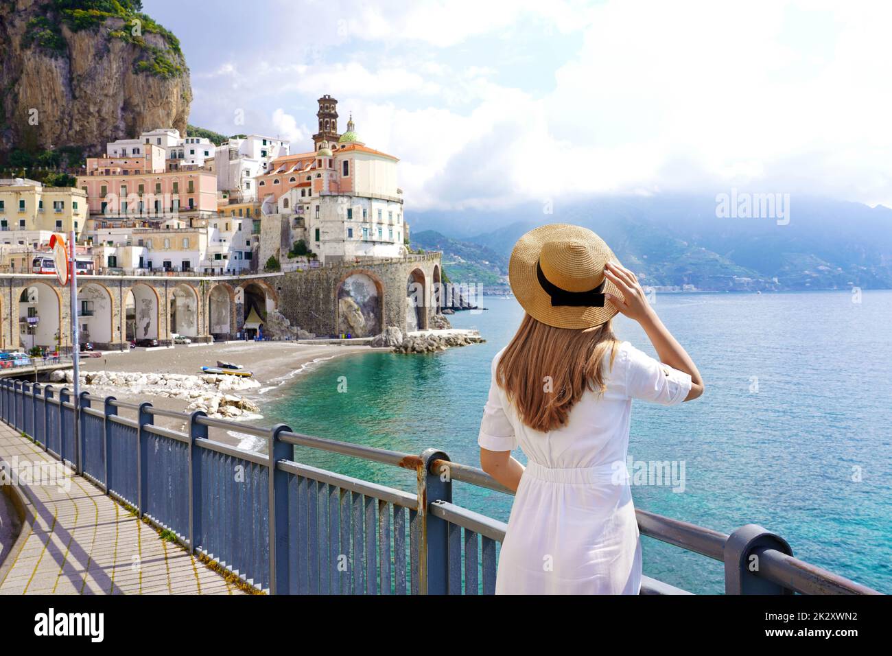 Tourismus an der Amalfiküste. Rückansicht der schönen Mode Mädchen genießen Blick auf Atrani Dorf an der Amalfiküste, Italien. Urlaub Europe im Sommer. Stockfoto