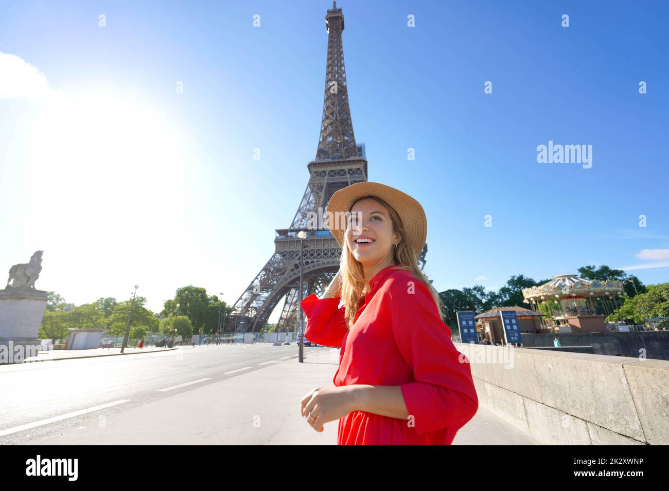 Lassen Sie uns Europa erkunden. Aufgeregt Reisenden Mädchen in Paris, Frankreich. Weitwinkel. Stockfoto