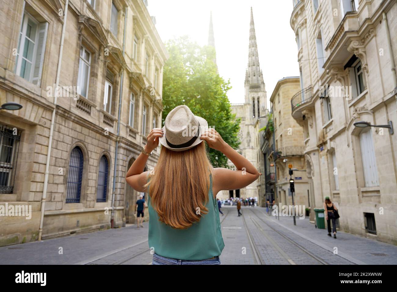 Tourismus in Frankreich. Rückansicht eines Reisenden Mädchens, das die Stadt Bordeaux, Frankreich besucht. Stockfoto