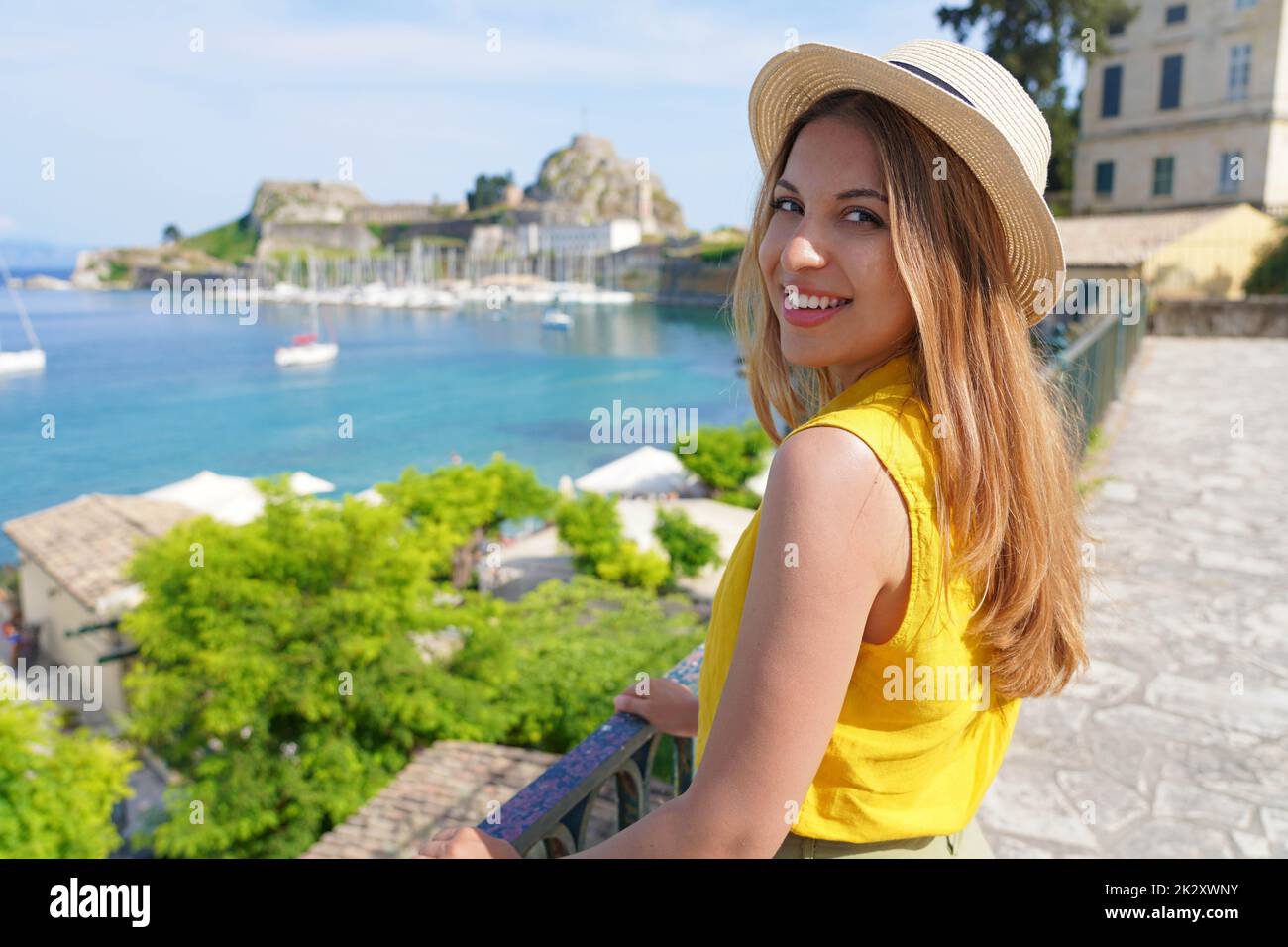 Urlaub in Griechenland. Porträt einer jungen attraktiven Frau, die die Kamera anschaut. Lächelndes Mädchen auf Korfu, Griechenland. Stockfoto