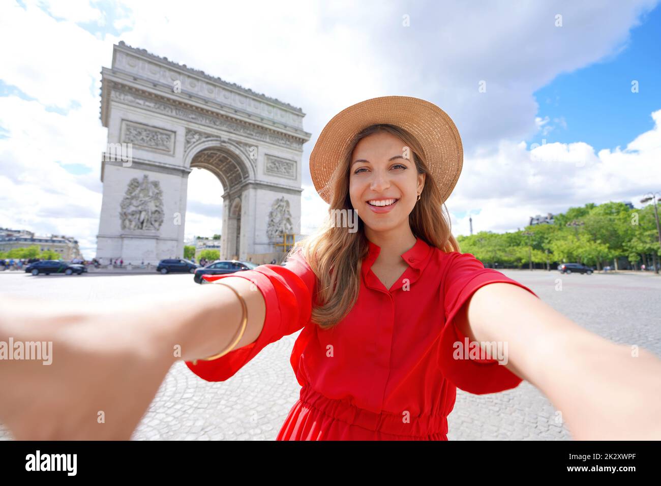 Glückliche junge Reisende Frau, die Selfie-Foto mit Arc de Triomphe in Paris, Frankreich Stockfoto