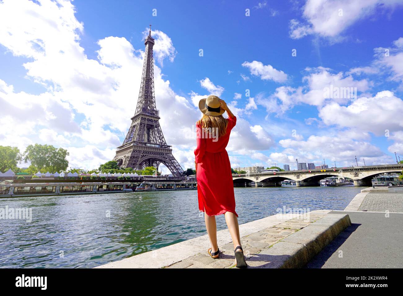 Tourismus in Paris, Frankreich. Rückansicht einer jungen Frau, die die Stadt Paris mit dem Eiffelturm und der seine besucht. Stockfoto