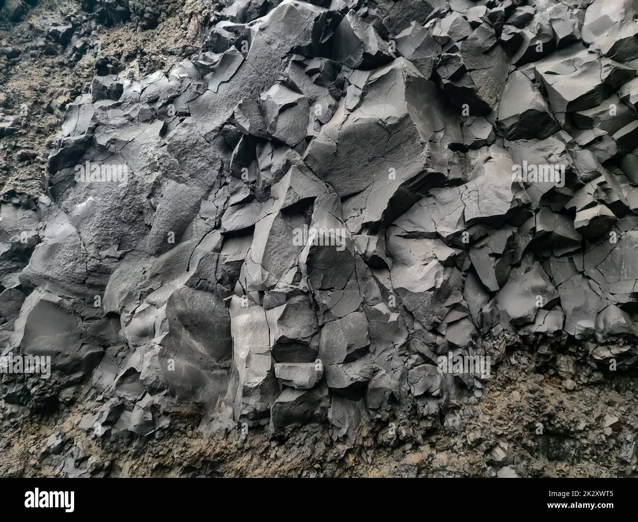 Fantastische Basaltfelsen am endlosen Black Beach von Island. Stockfoto