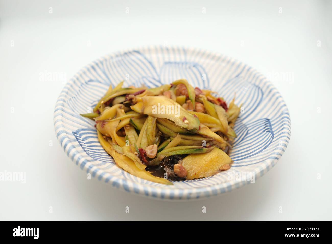 (TUM Ma Muang) würziger Mangosalat mit Krabben, THAILÄNDISCHES Essen Stockfoto