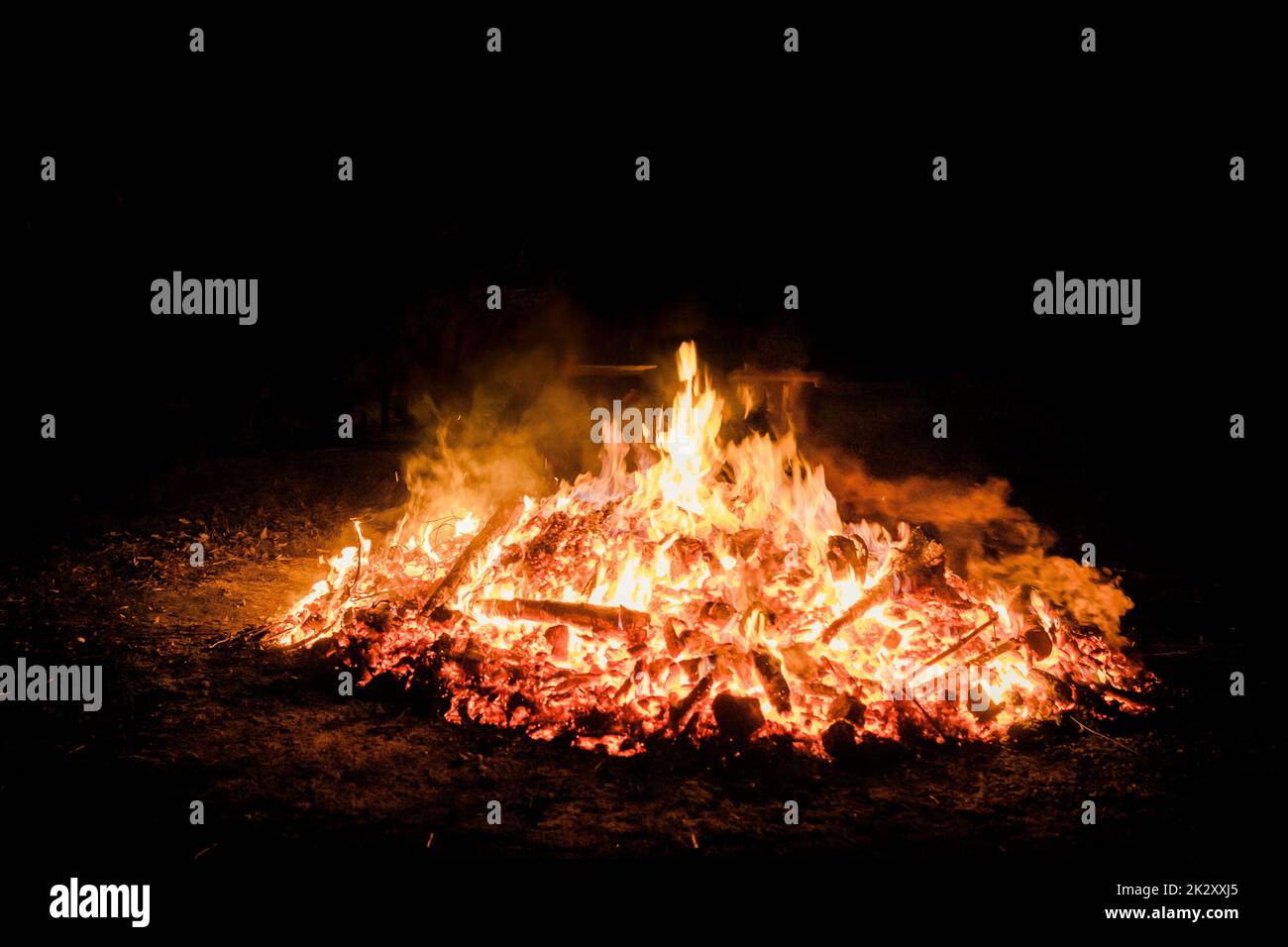 Osterfeuer. Traditionelles Ritual am Heiligen Samstag Stockfoto