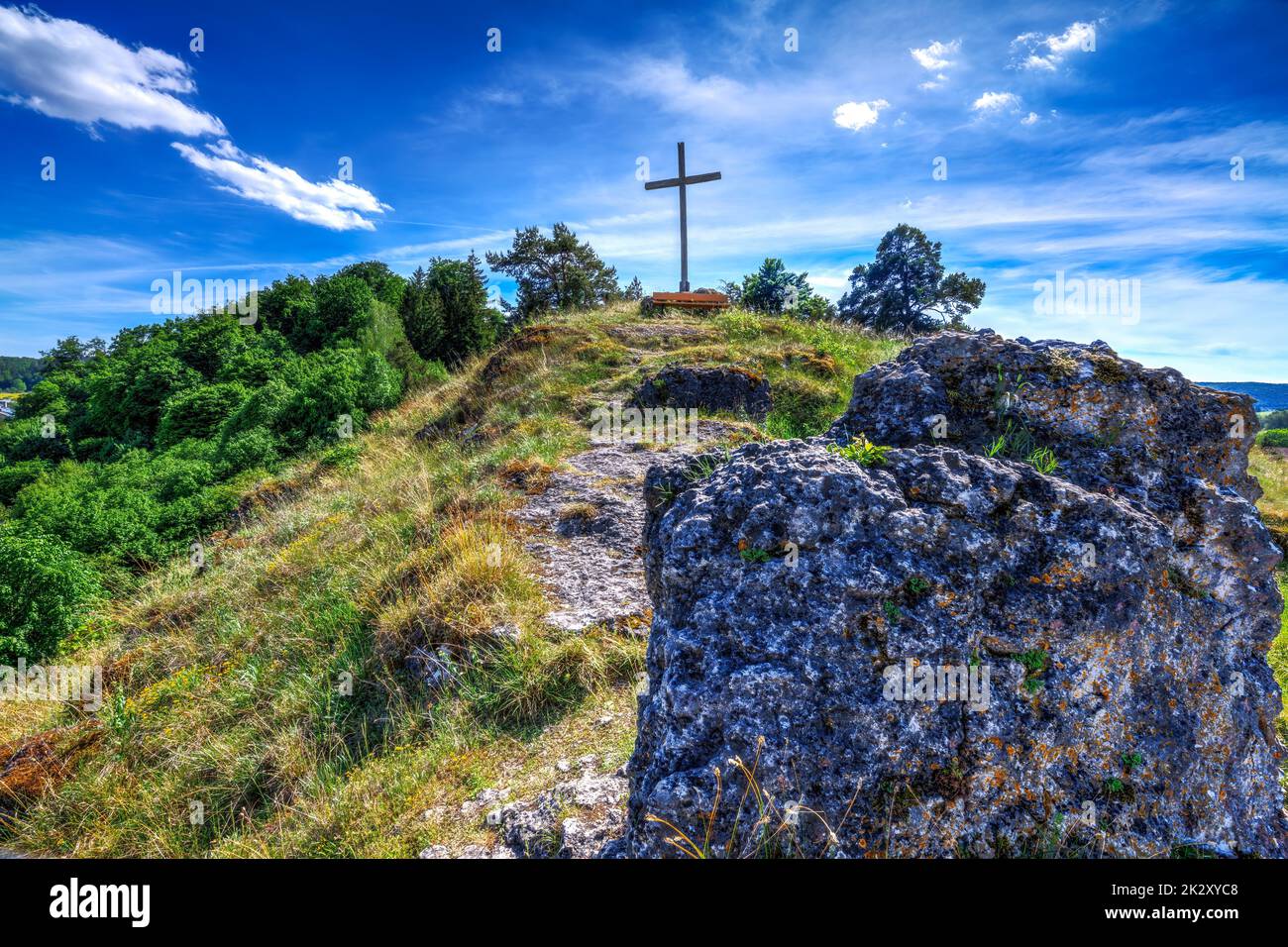 Holzkreuz auf einem Hügel in Bayern Stockfoto