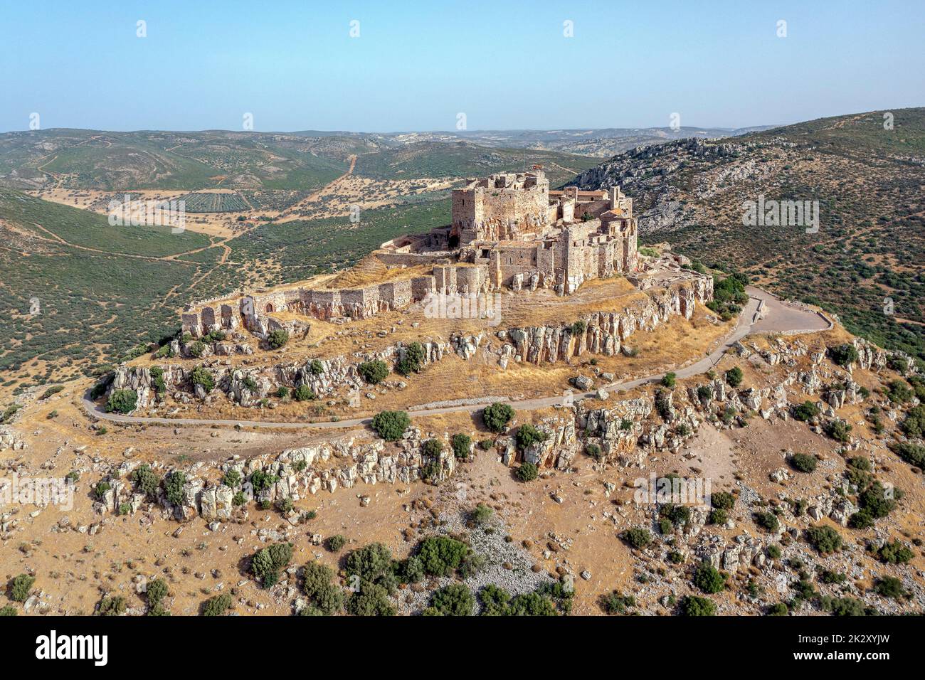 Die Burgfestung auf einem Hügel und das ehemalige Kloster Calatrava La Nueva in Aldea Real, Provinz Ciudad Real Castilla La Mancha Spanien Stockfoto