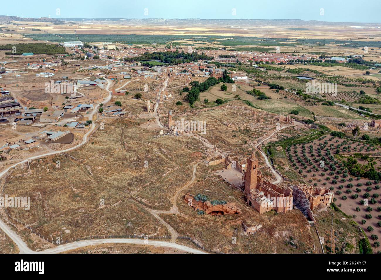Ein Blick auf die Überreste der Altstadt von Belchite, Spanien, die während des spanischen Bürgerkriegs zerstört und von da an verlassen wurde, mit Blick auf die Kirche San Martin de Tours, Panoramablick Stockfoto