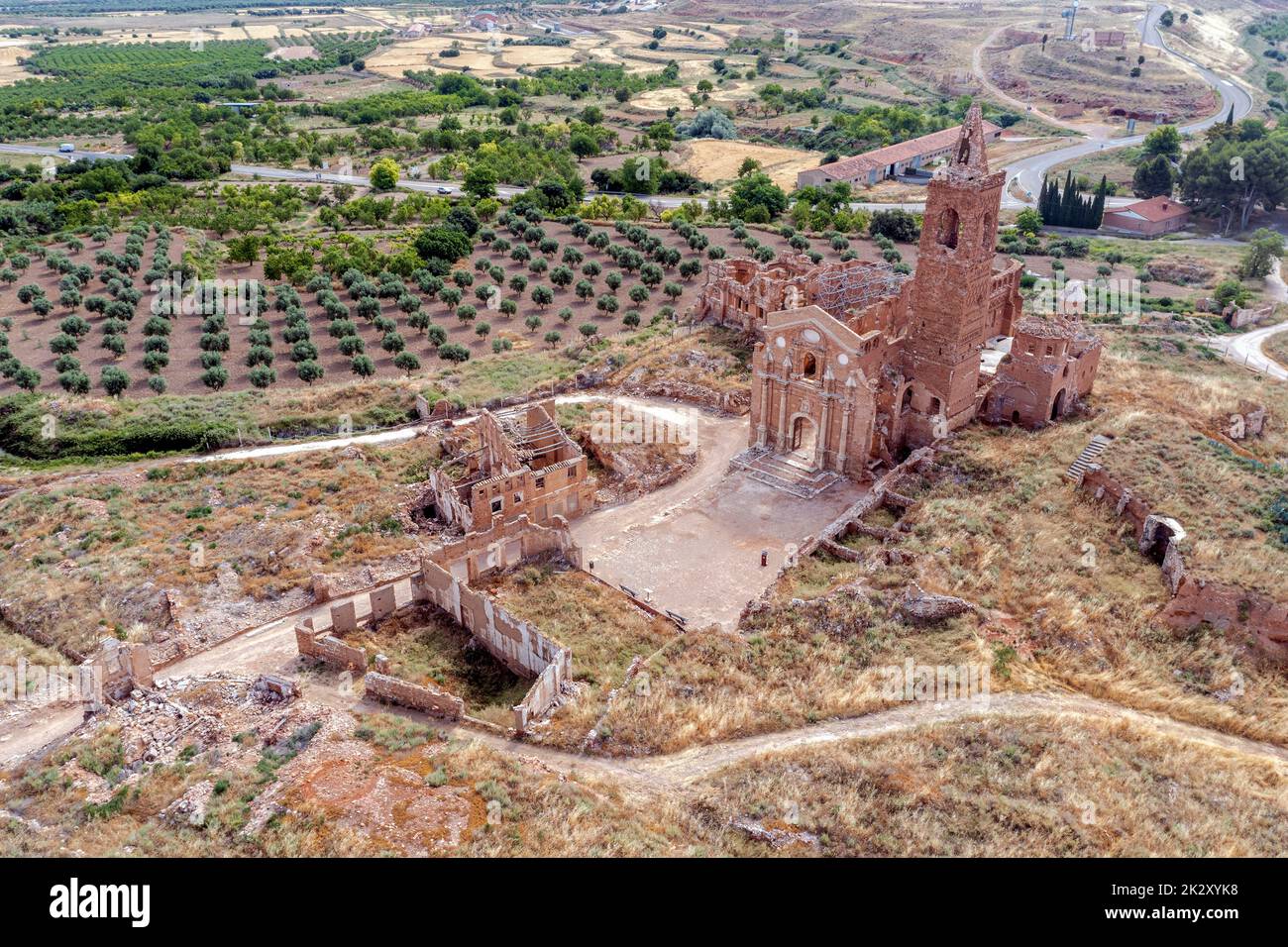 Ein Blick auf die Überreste der Altstadt von Belchite, Spanien, die während des Spanischen Bürgerkriegs zerstört und von da an verlassen wurde, mit Blick auf die Kirche San Martin de Tours Stockfoto