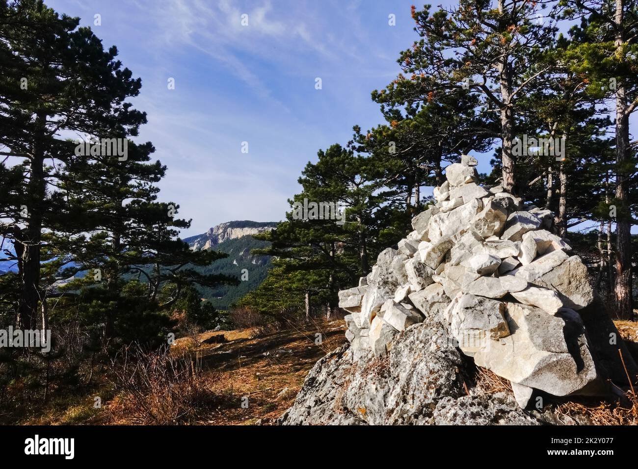 Weiße Felsen von Wanderer auf dem Gipfel eines Berges mit Sonne Stockfoto