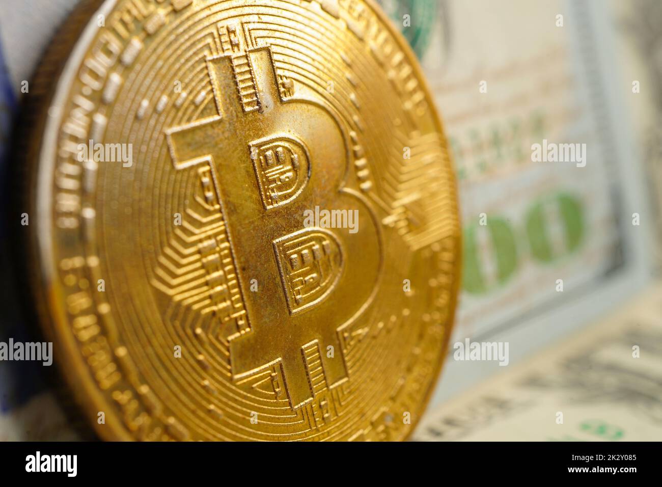 Goldenes Bitcoin auf US-Dollar-Banknoten Geld für Unternehmen und Gewerbe, Digitale Währung, Virtuelle Kryptowährung, Blockchain-Technologie. Stockfoto