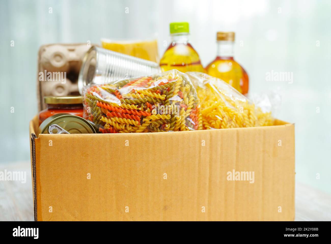 Lebensmittel in Spendenbox für Freiwillige. Stockfoto