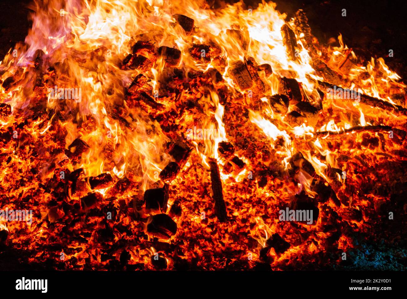 Brennende Kohlen aus einem abstrakten Hintergrund des Feuers. Stockfoto
