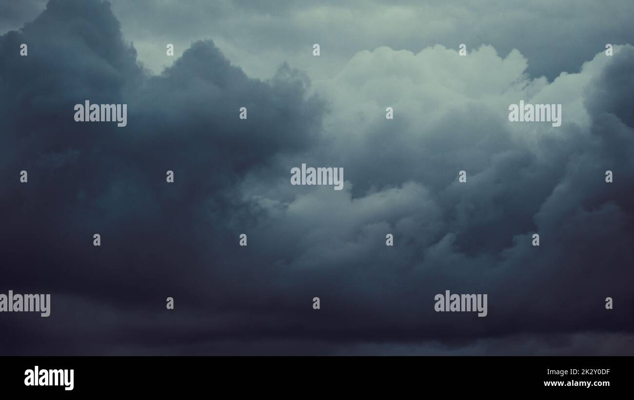 Sturmhimmel mit dunkelgrauen Cumulus-Wolken. Gewitter Stockfoto