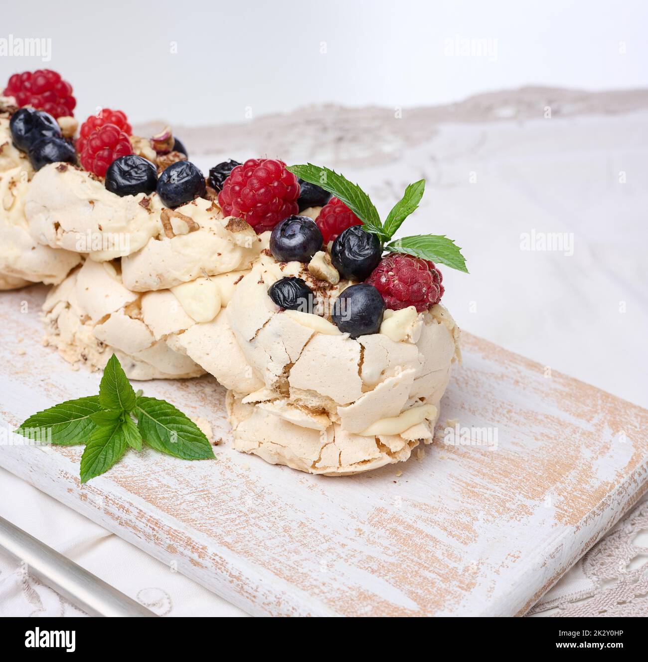 Gebackener Kuchen aus geschlagenen Hühnerproteinen und Rahm, verziert mit frischen Beeren Stockfoto