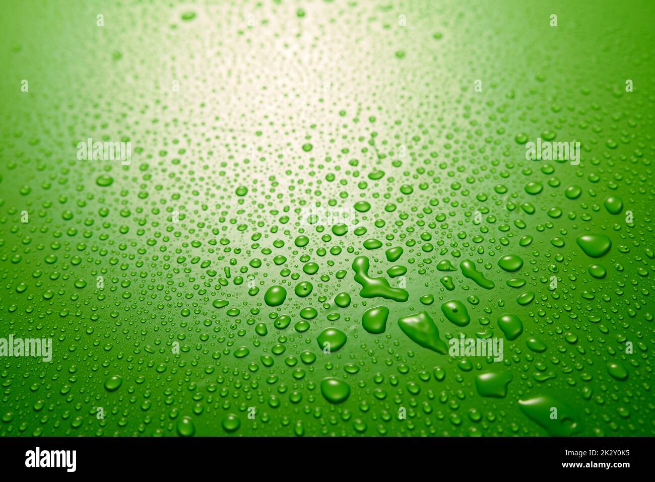 Grüner Hintergrund mit Wassertropfen Stockfoto