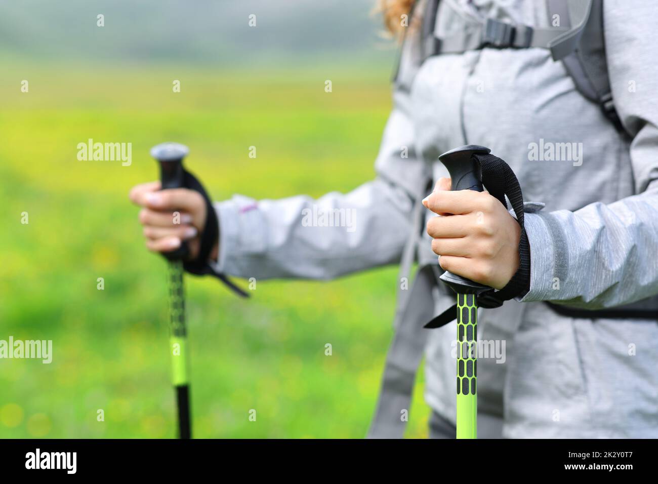 Wanderhände, die Stöcke benutzen, um im Berg zu wandern Stockfoto