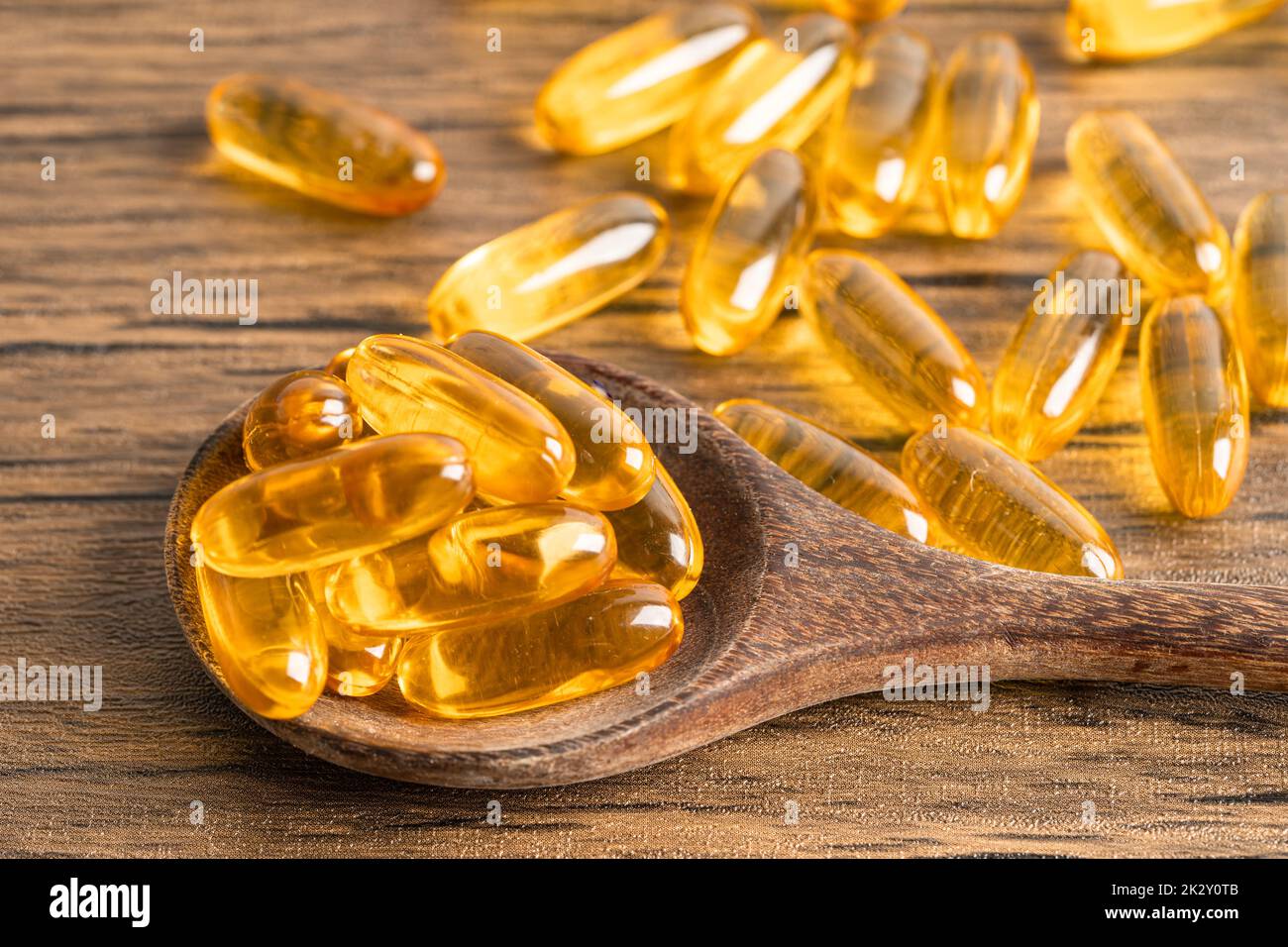 Fischöl Omega 3 Kapseln Vitamin mit EPA und DHA isoliert auf Holzgrund. Stockfoto