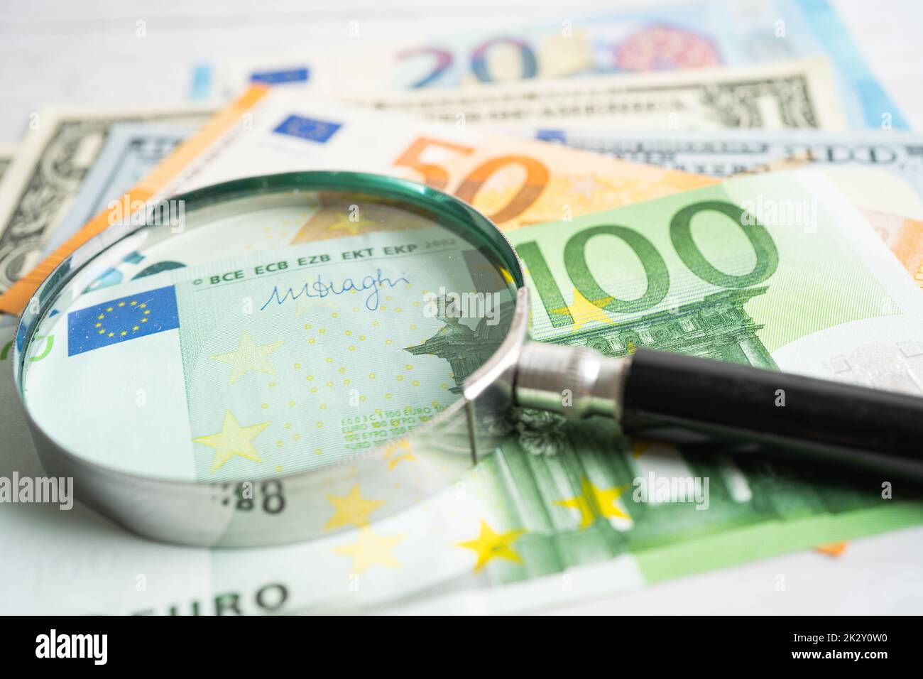 Lupe mit EU-Banknoten Hintergrund, Bankkonto, Investment Analytic Research Data Economy, Handel, Unternehmenskonzept. Stockfoto