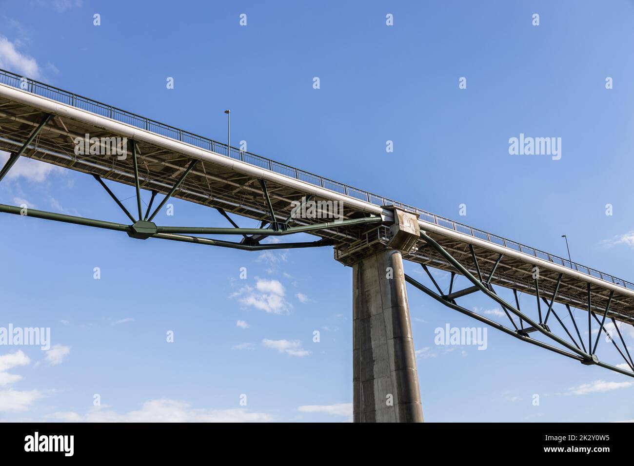 Massive industrielle Stahl- und Zementkonstruktion der Brücke Stockfoto