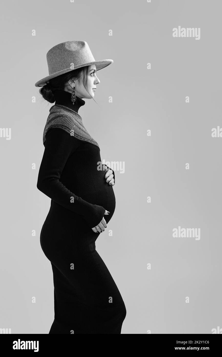 Schöne schwanger Frau in Kleid hält ihren Bauch Stockfoto