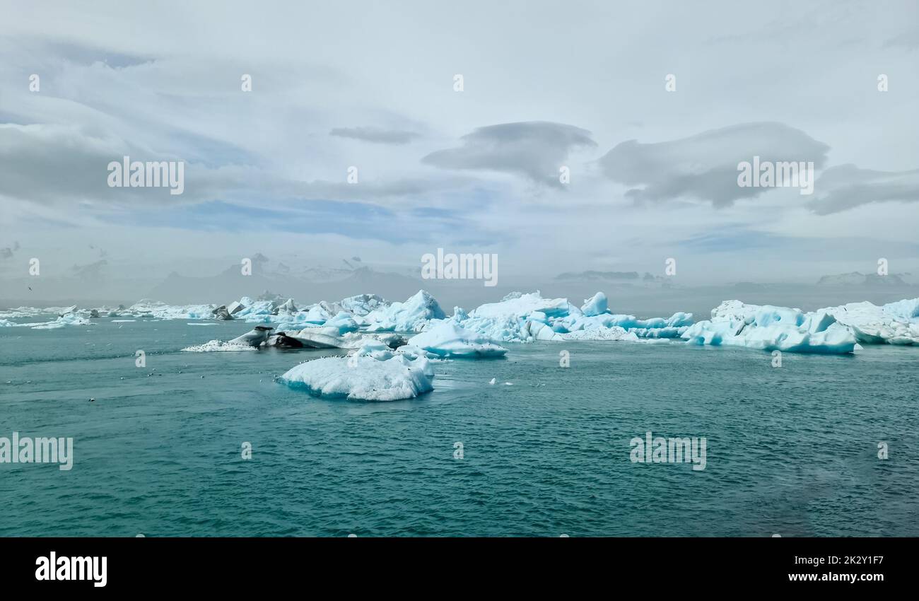 Island, Jokulsarlon Lagune, türkisfarbene Eisberge, die in der Gletscherlagune auf Island schweben. Stockfoto