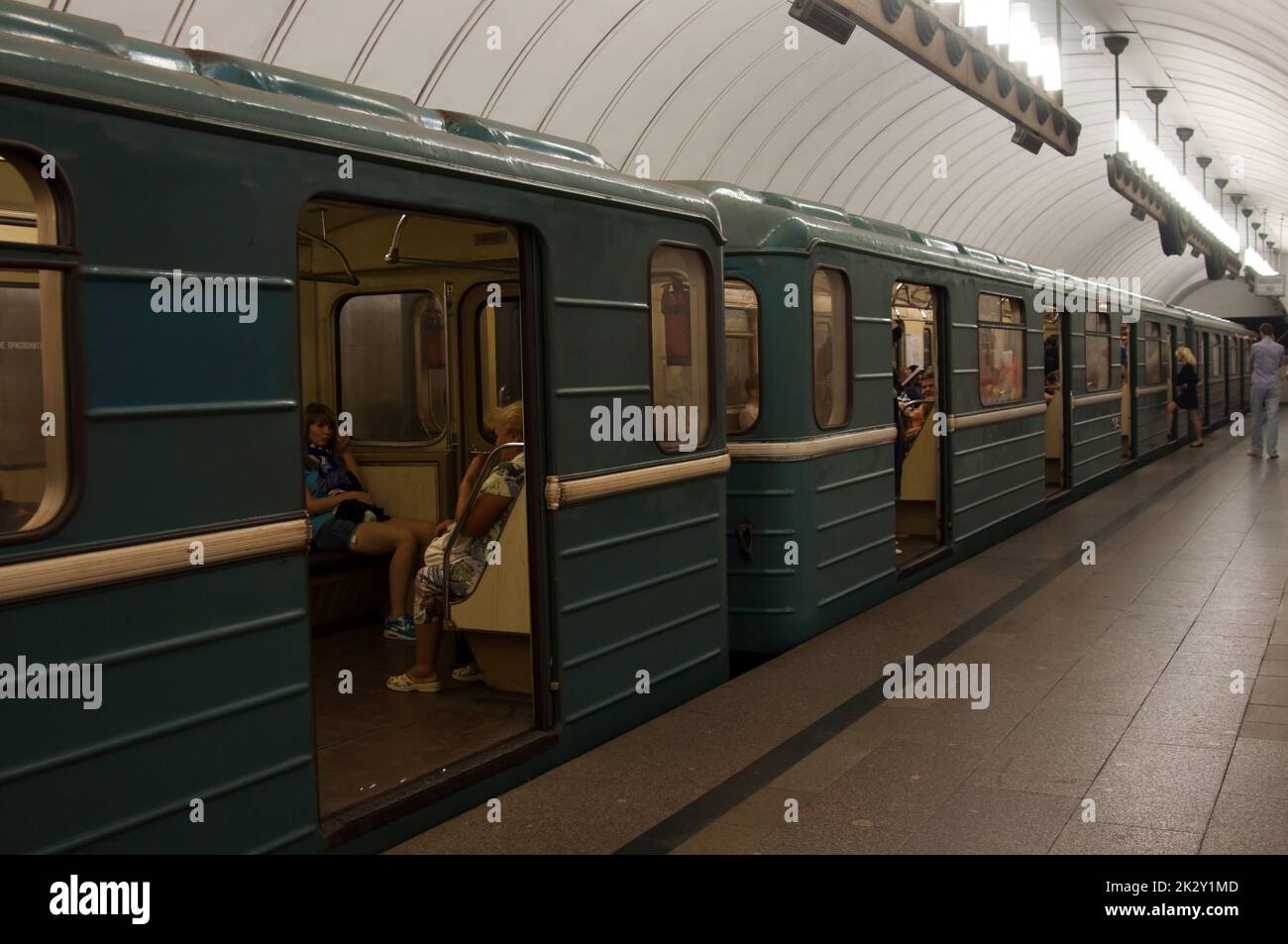 Ein unterirdischer Großstadtwagen mit offenen Türen in Moskau, Russland Stockfoto