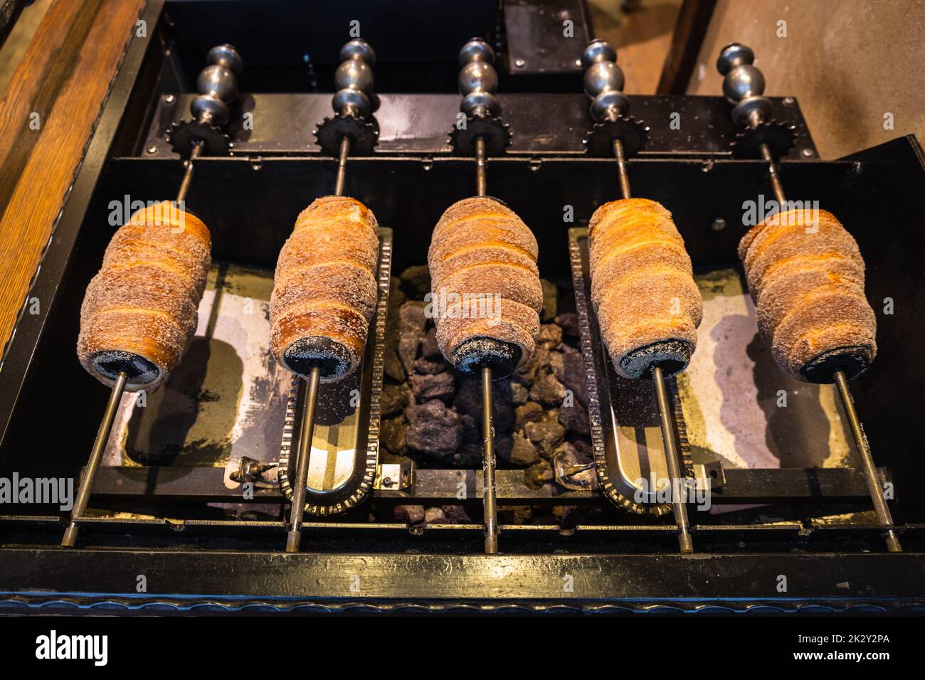 Trdelnik ist das Straßenessen von Prag. Traditionelle tschechische Süßspeisen Stockfoto