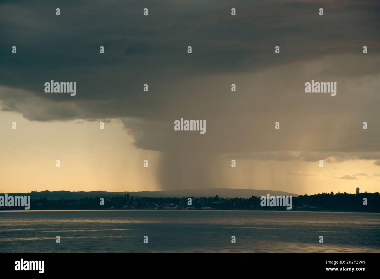 Schwere, dunkle, sich schnell bewegende Gewitterwolken über dem Bodensee, Deutschland Stockfoto