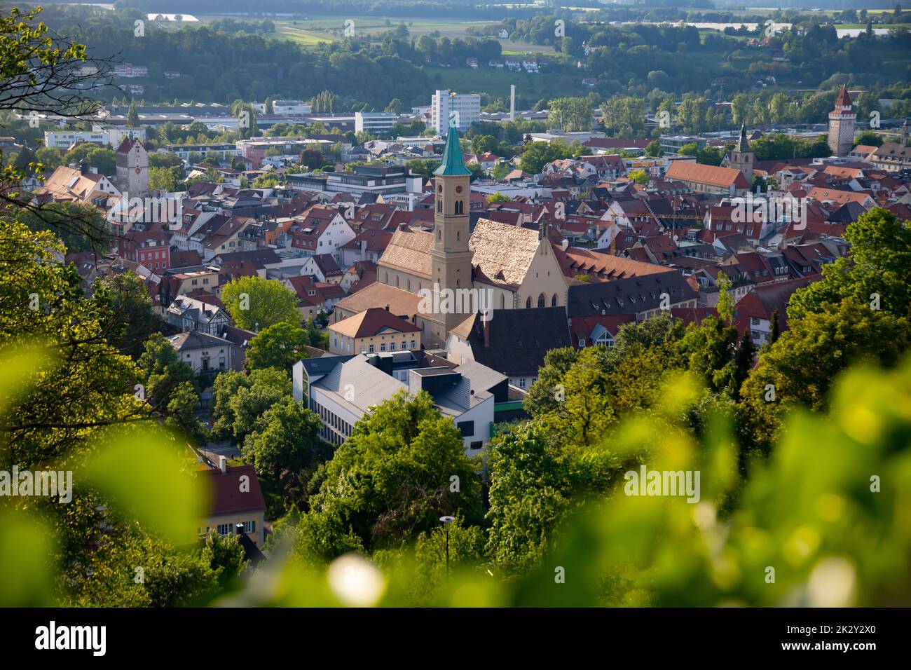 Ravensburg, Deutschland: Luftstadtlandschaft im Frühlingsuntergang Stockfoto