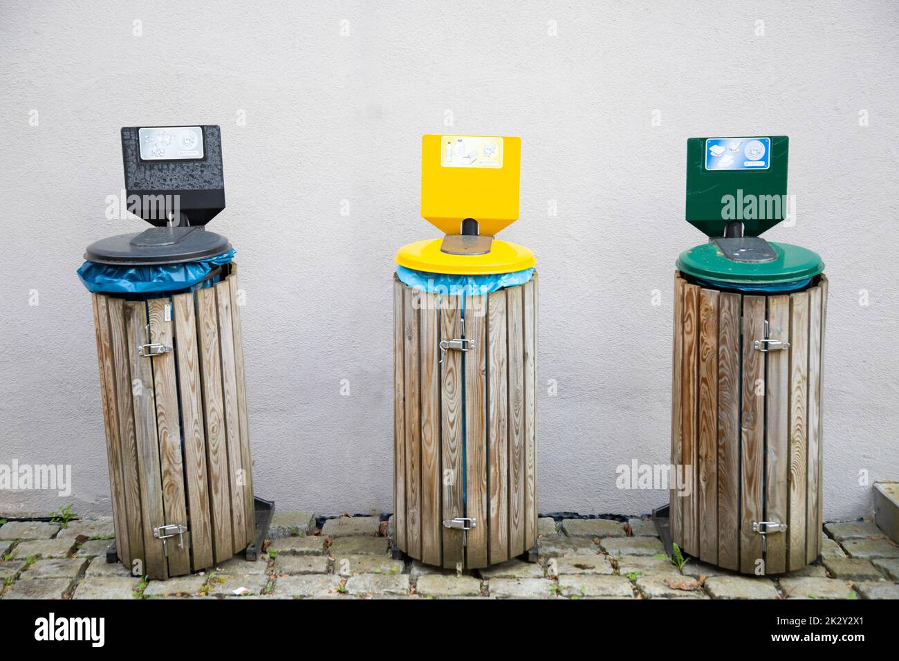 Selektive Müllabfuhr mit deutschen Inschriften Stockfoto