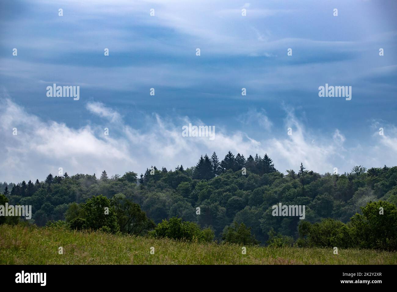 Ländliche Landschaft am frühen Morgen mit Nebel in den Bergen Stockfoto