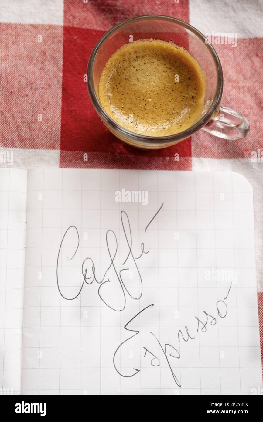 Espresso in einem Glasbecher Stockfoto