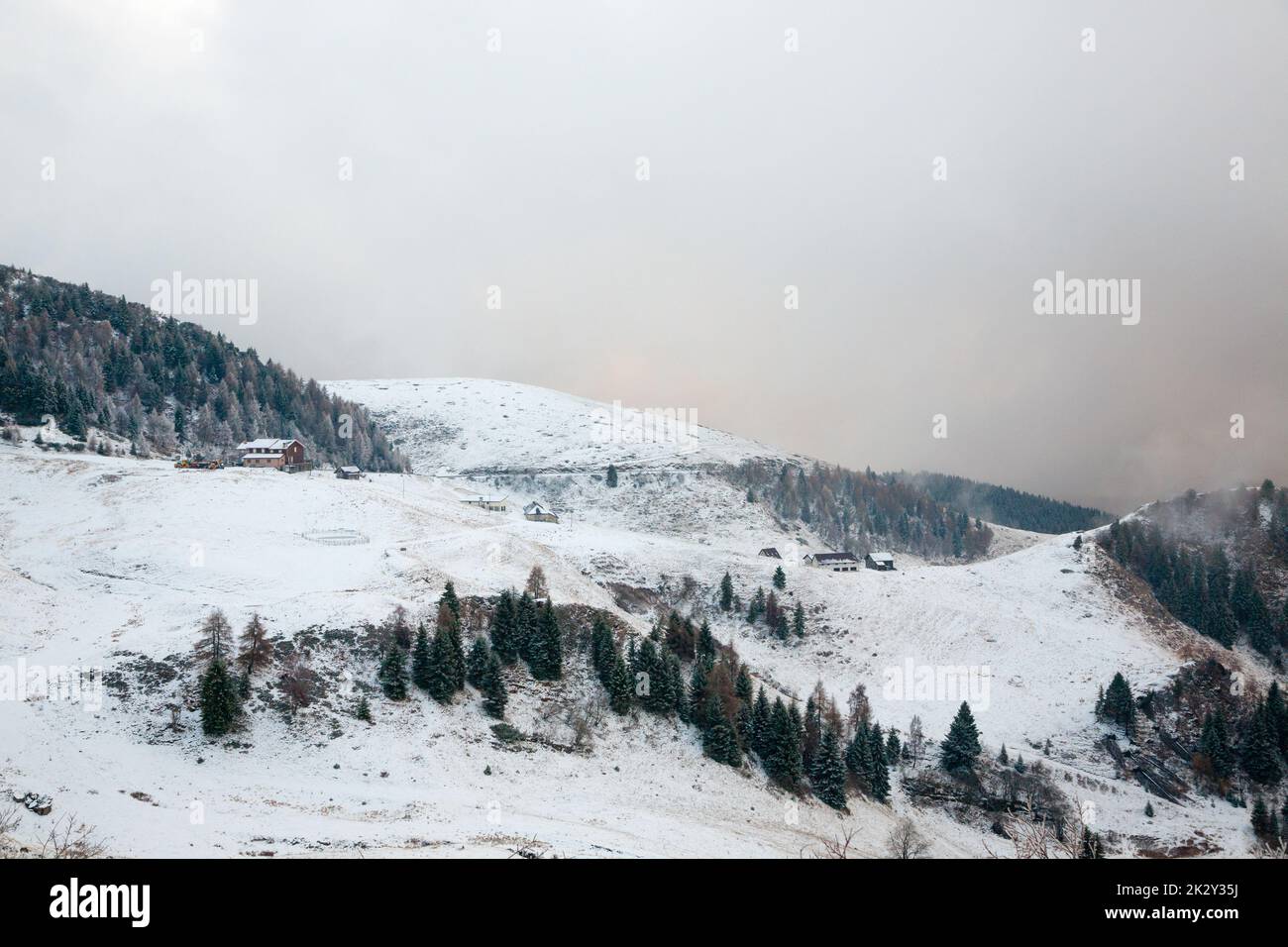 Die Winterlandschaft des Mount Grappa. Blick auf die italienischen Alpen Stockfoto