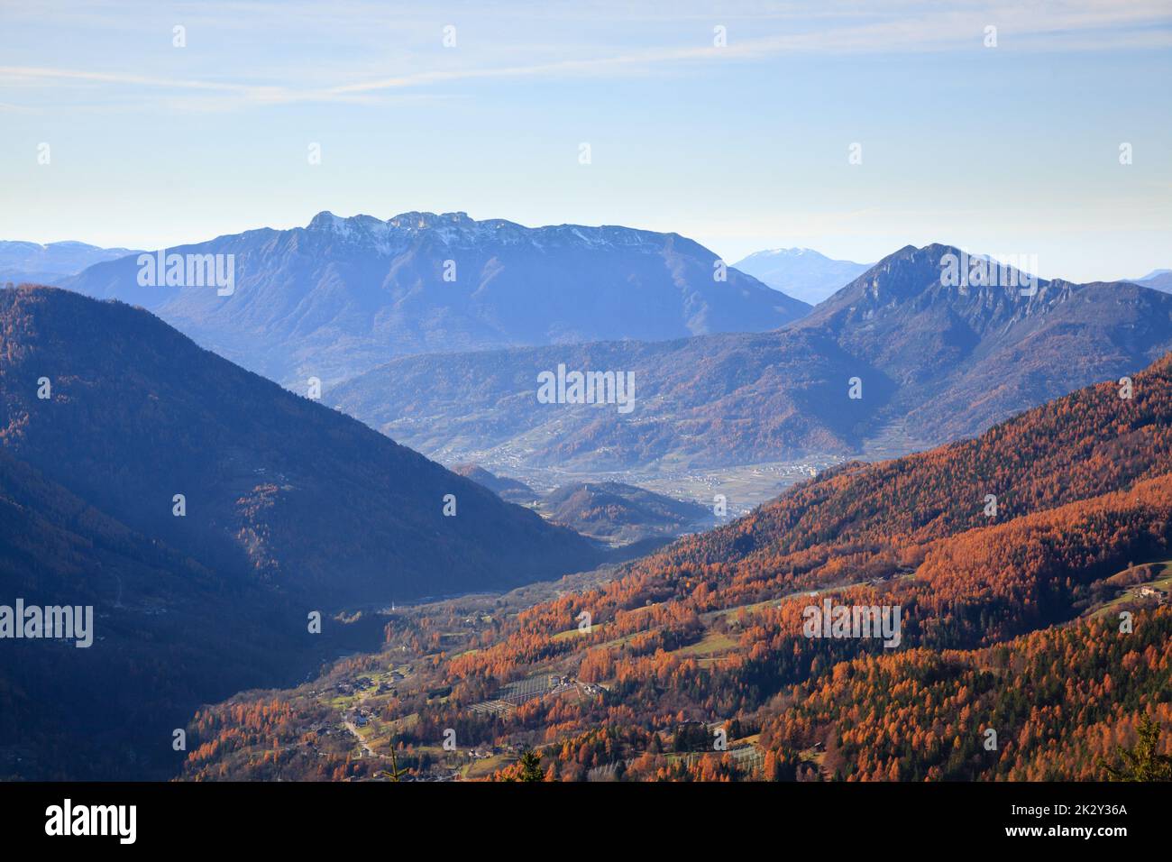 Herbstlandschaft im Mocheni-Tal, Baselga di Pine, Italien Stockfoto