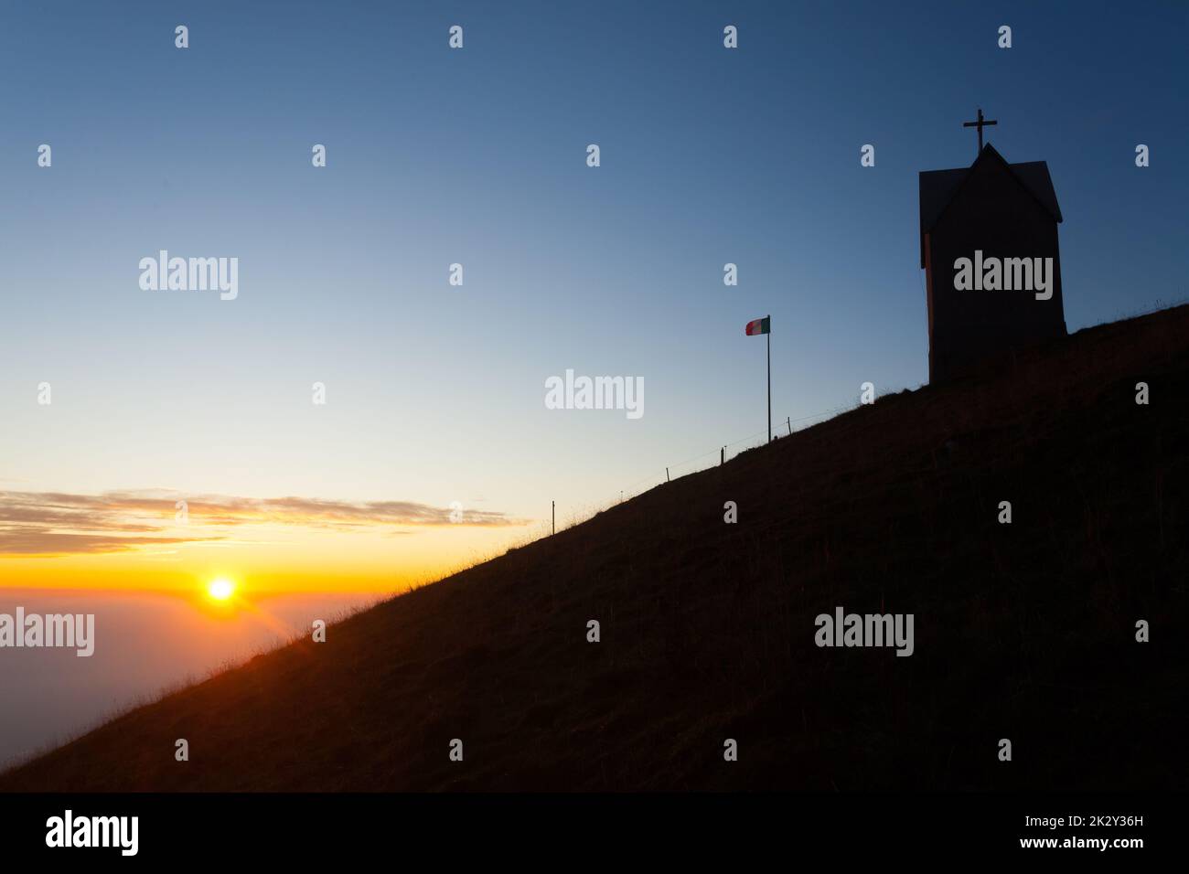 Morgendämmerung an der kleinen Kirche, Berg Grappa Landschaft, Italien Stockfoto