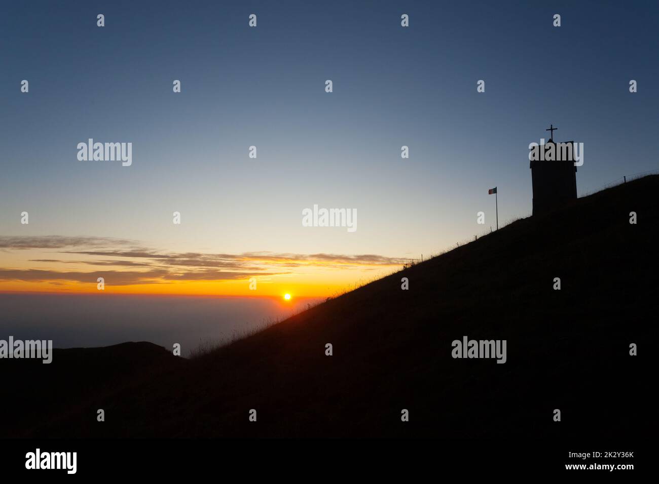 Morgendämmerung an der kleinen Kirche, Berg Grappa Landschaft, Italien Stockfoto