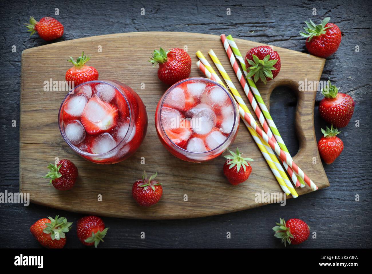 Erfrischendes Sommergetränk mit Erdbeere in Gläsern auf dem Vintage-Holztisch. Draufsicht Stockfoto