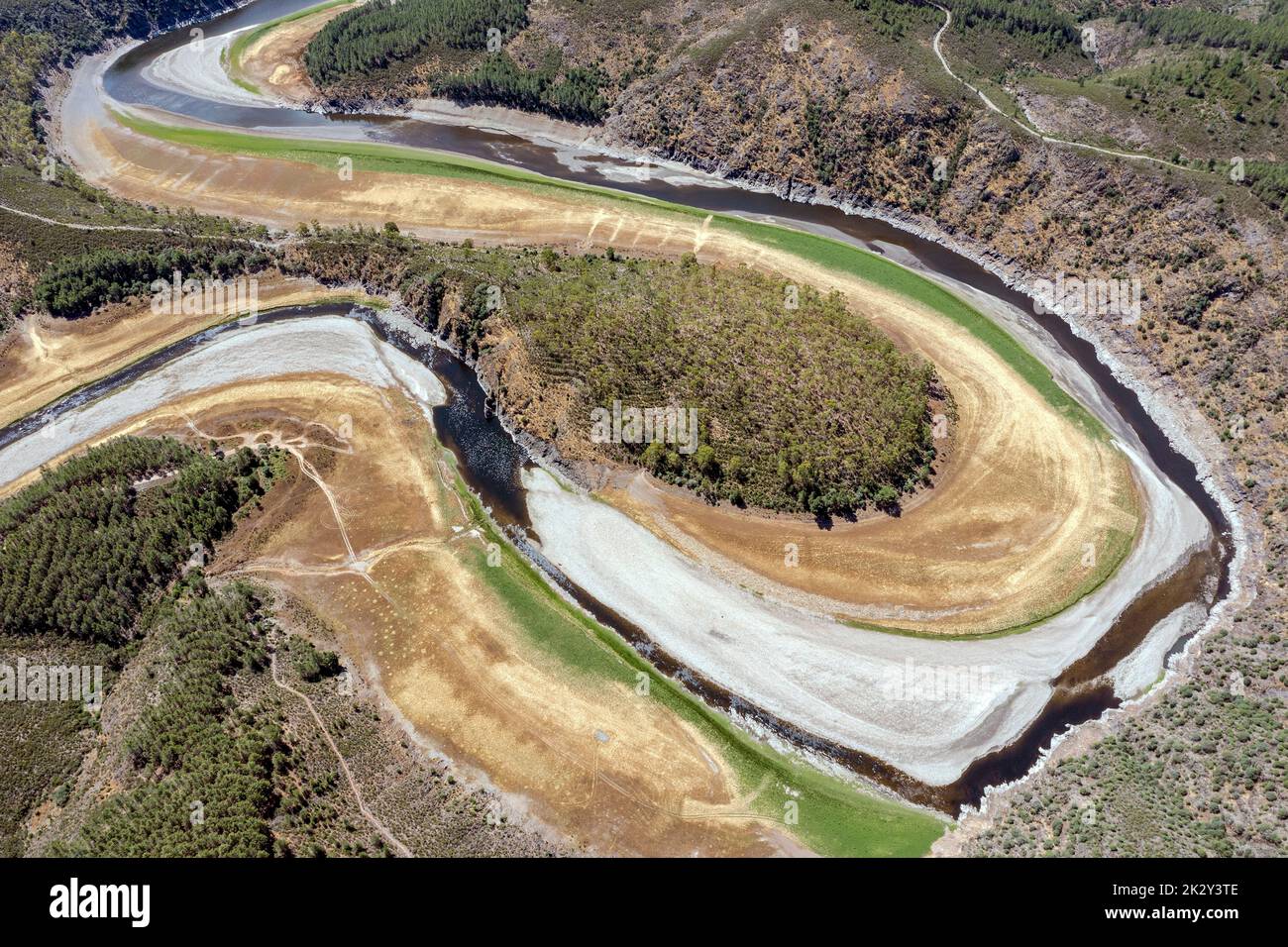 Alagon River Meander nannte den Melero in Riomalo de Abajo Hurdes Spanien. Panoramablick Stockfoto