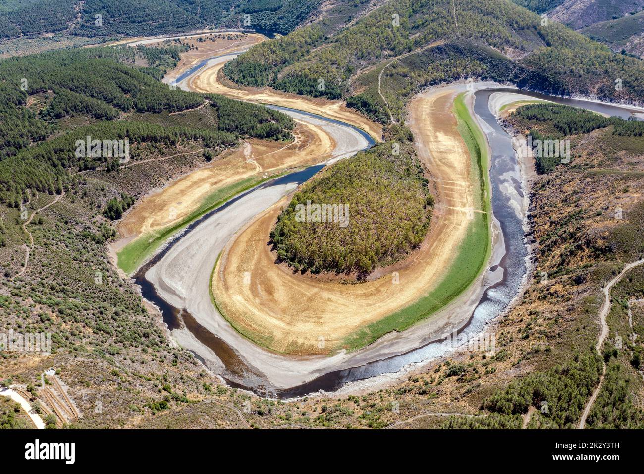Alagon River Meander nannte den Melero in Riomalo de Abajo Hurdes Spanien. Panoramablick Stockfoto