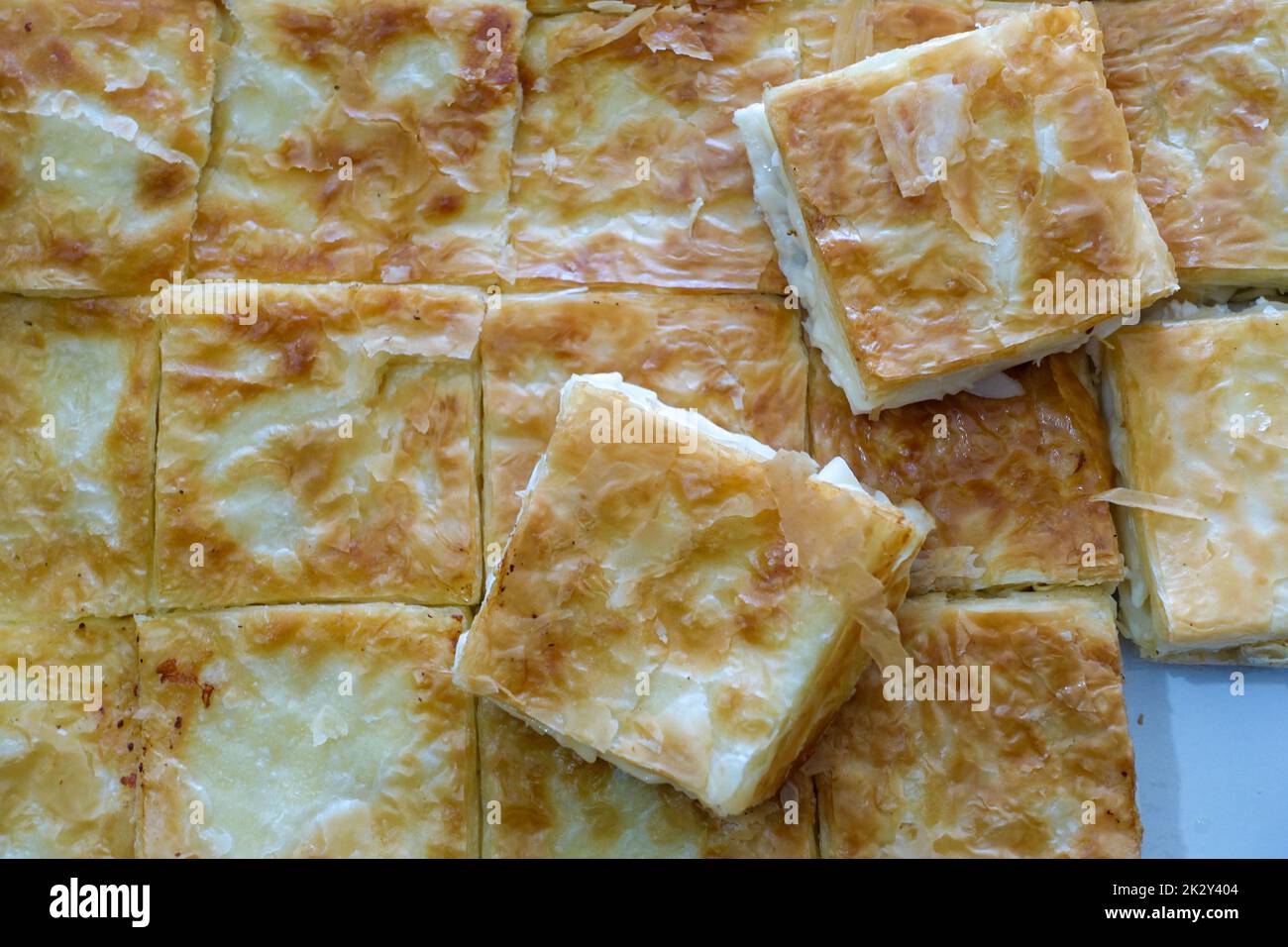 türkischer Käsekuchen, Teller mit Wasser, serviert BÃ¶rek, türkischer BÃ¶rek Nahaufnahme Stockfoto