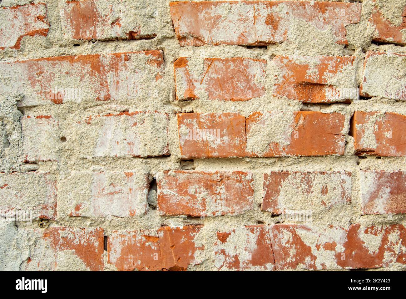 Wand aus alten roten Ziegeln und Zementputz Stockfoto