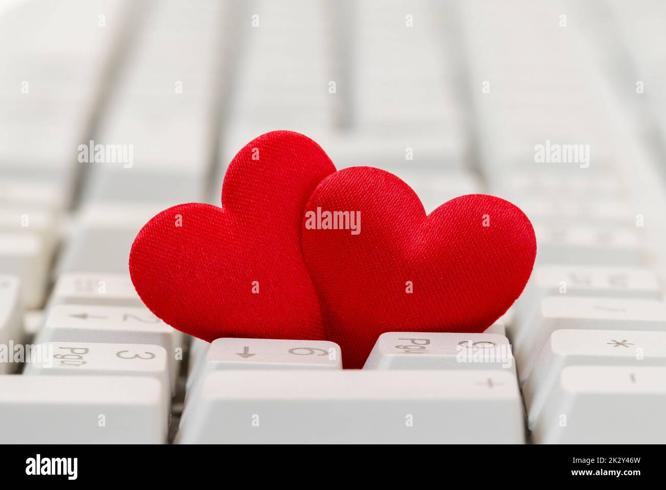 Nahaufnahme von zwei roten Herzen auf der Tastatur Stockfoto