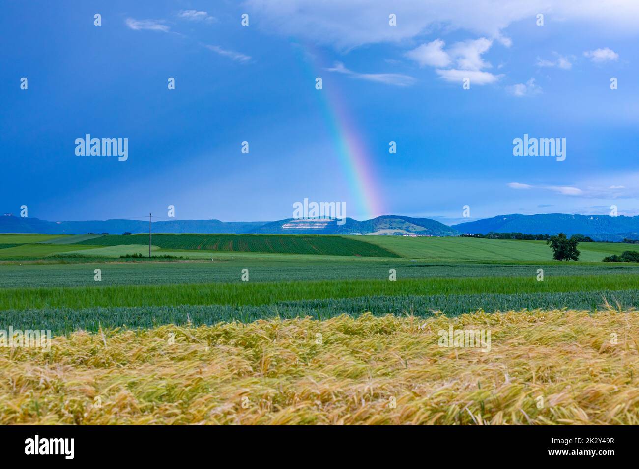 Malerischer Regenbogen in der schwäbischen alb Stockfoto