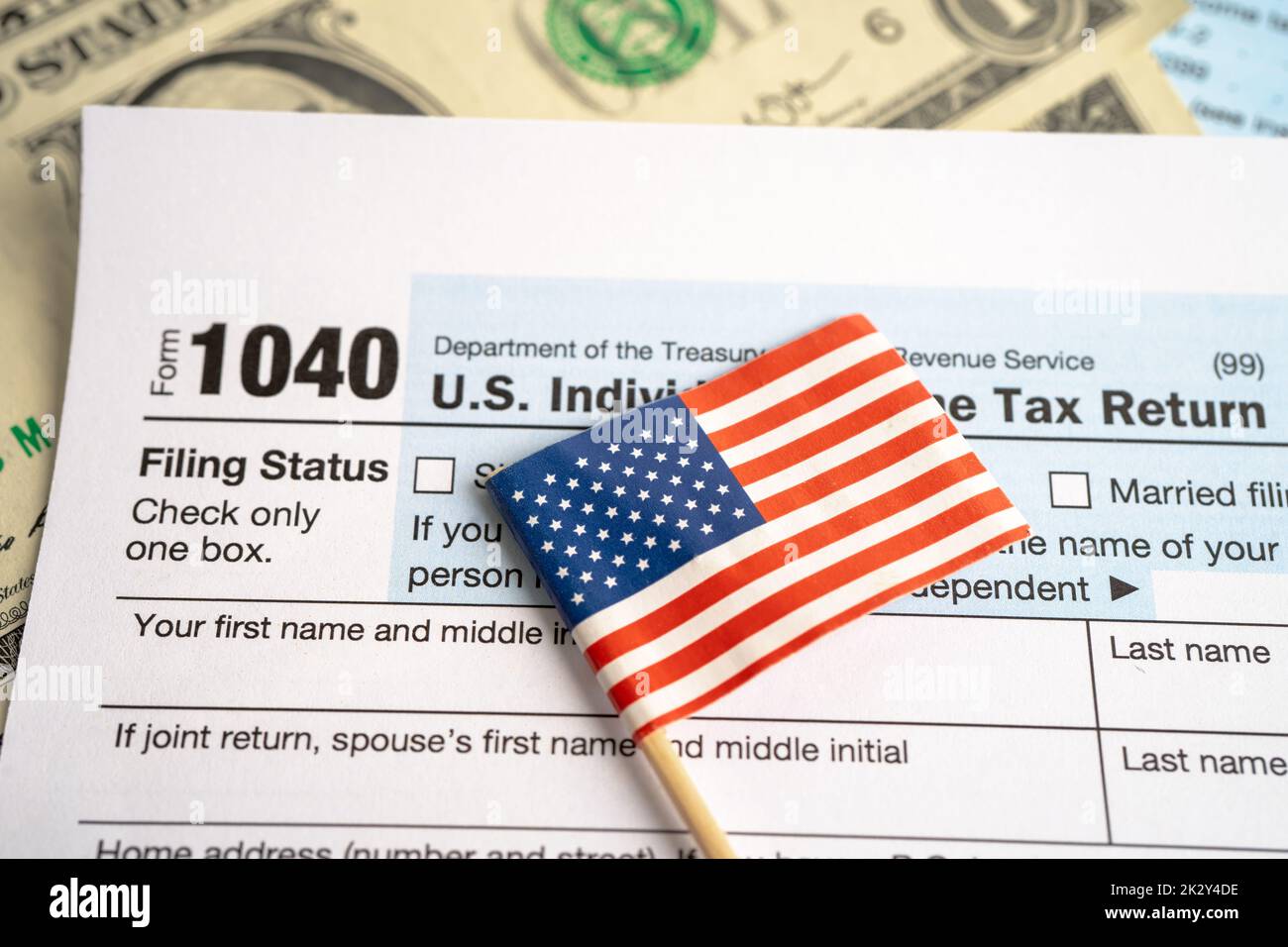 Steuererklärung Formular 1040 mit USA-Amerika-Flagge und Dollar-Banknote, US-Einkünfte. Stockfoto