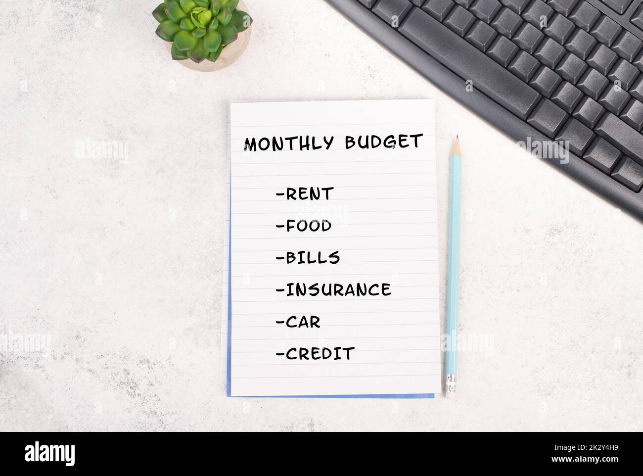Liste mit dem monatlichen Budget für Miete, Lebensmittel, Versicherung, Bezahlung von Rechnungen und Krediten, Finanzplanung, Berechnung der Ausgaben, Erhöhung der Lebenshaltungskosten durch Inflation Stockfoto